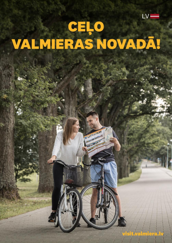 Divi jaunieši uz velosipēdiem ar tūrisma karti rokās