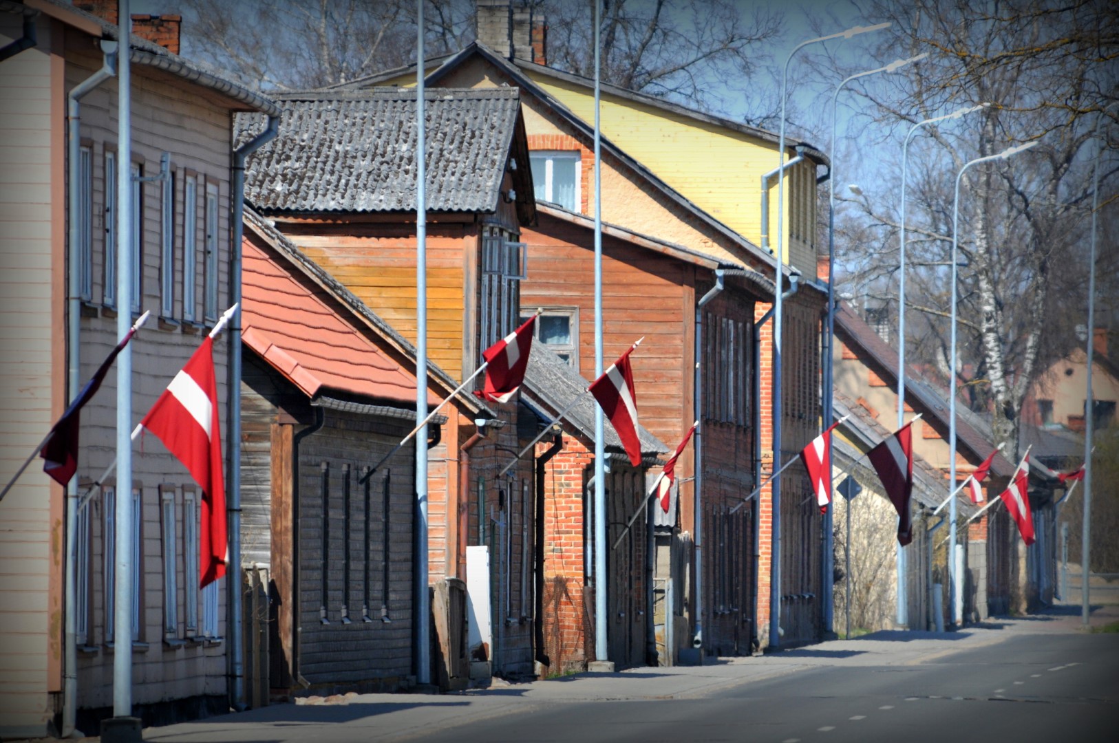 Izkārti Latvijas karogi Valmierā
